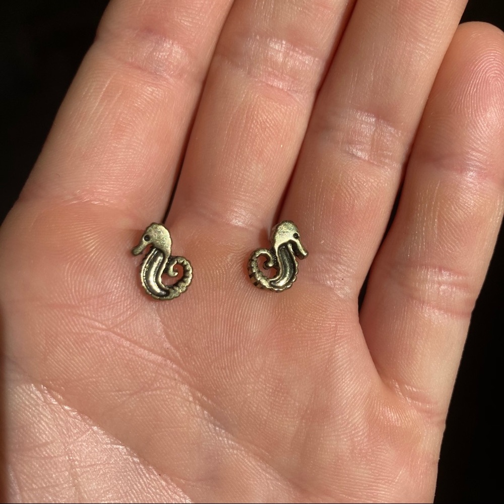 Seahorse studs 🐚